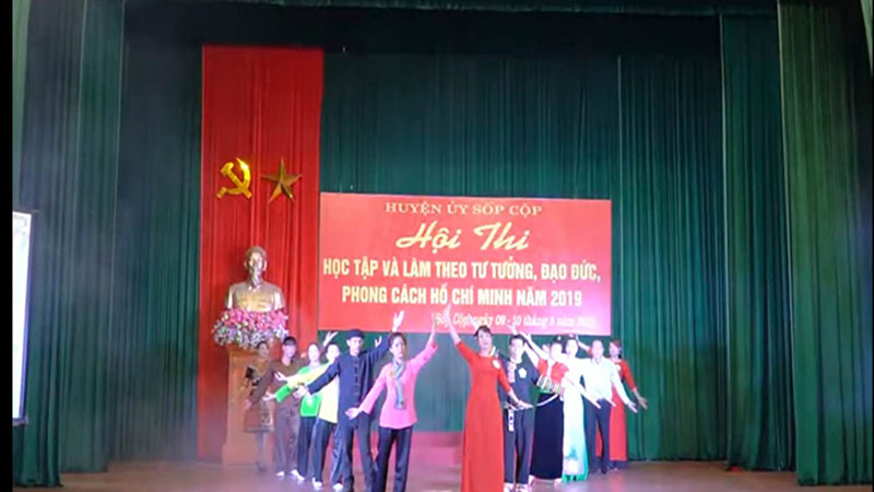 Phần thi Chào hỏi và Năng khiếu của đội thi Đảng bộ Trung tâm Y tế huyện Sốp Cộp