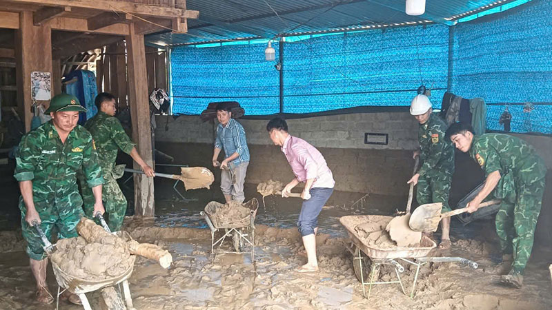 Trung tâm y tế khu vực Sốp Cộp khẩn trương giúp dân sau lũ lịch sử