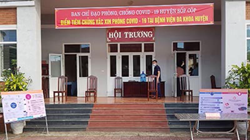 Trung tâm Y tế huyện Sốp Cộp phối hợp với BVĐK huyện triển khai tiêm vắc xin Covid - 19 cho lực lượng tuyến đầu chống dịch theo Nghị quyết 21 của Chính phủ